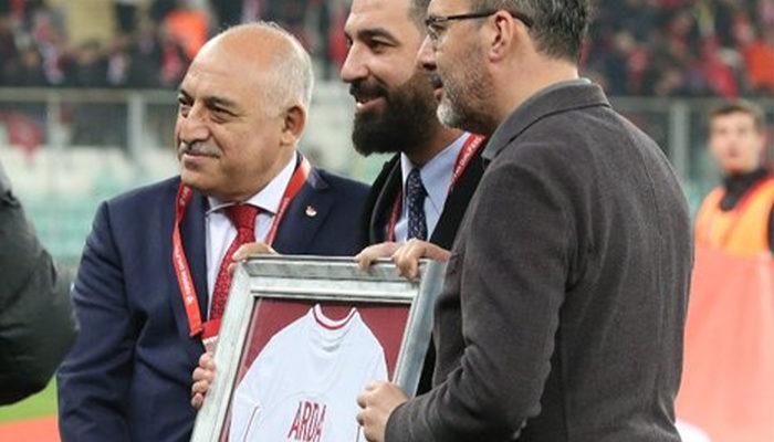 Türkiye Hırvatistan maçı öncesi Arda Turan'a ödül!